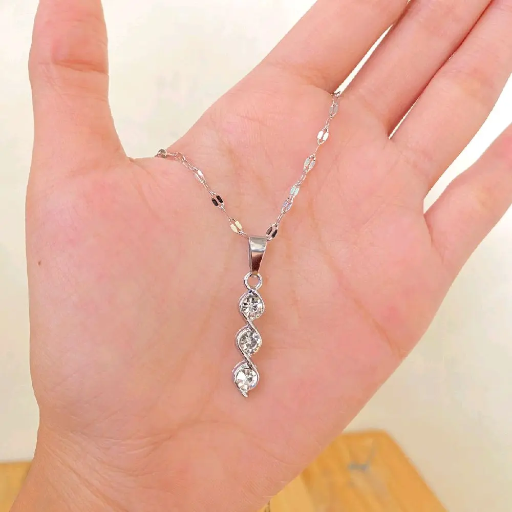 Kalung Titanium Wanita Liontin Diamond Permata Tiga Baris Terlalis Perhiasan Cewek