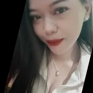 Satu set elegan dan mewah berisi 3 buah perhiasan, terdiri dari kalung, anting, dan cincin bertabur berlian dan zirkon.