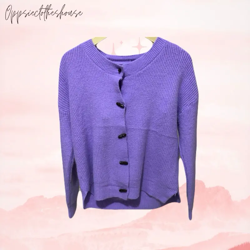 cardigan rajut wanita (knit cardigan) berwarna ungu dengan potongan kasual yang modis