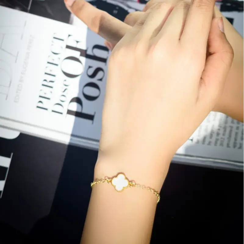 Gelang wanita dengan motif daun semanggi empat berwarna emas 1
