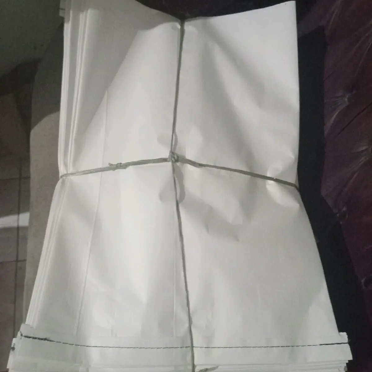 karung noblen untuk wadah/packing.  ukuran lebar 40cm tinggi 60.volume 25kg. polos coklat dan putih