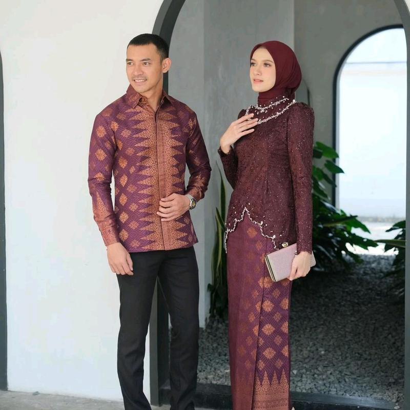 Debatik - Setelan Kebaya Batik Couple Kemeja Lengan Panjang Batik Katun Prada Atasan Kebaya Brukat Premium Lapis Furing Full Payet Mewah Simple Kebaya Kondangan Outfit Lamaran 2025 Wanita Baju Pasangan Pesta Sarimbit Brokat Wisuda Celana Polos Keluarga 0