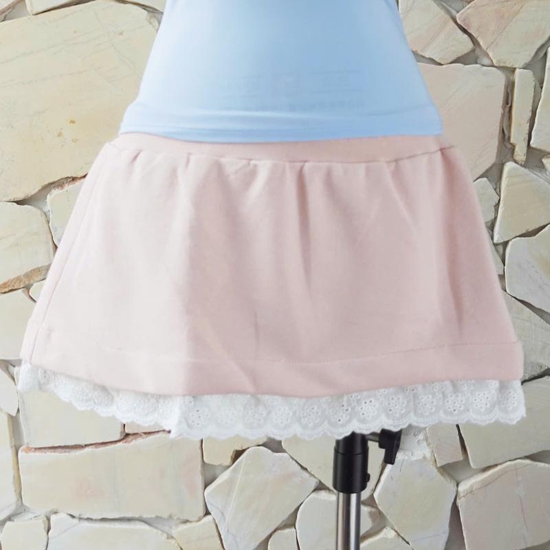 OnOnMADE Miu Skirt – chân váy hồng pastel phối ren ngọt ngào, nữ tính.