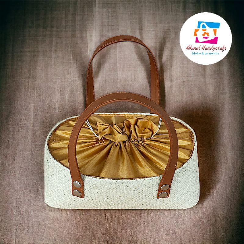 Tas Hampers Bahan Anyaman Pandan Bentuk Oval Pendek Warna Putih Natural. 1