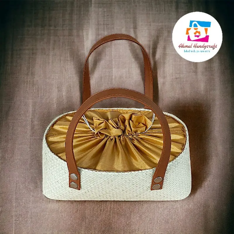 Tas Hampers Bahan Anyaman Pandan Bentuk Oval Pendek Warna Putih Natural. 1