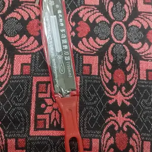 Kikir berbentuk belah ketupat untuk mengasah logam; kikir segitiga bergerigi khusus untuk pertukangan kayu; kikir baja segitiga untuk merapikan tepi