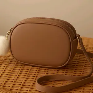 tas slempang luvina dengan asesoris pompom random/ tas slempang yang muat hp Selempang Wanita Kulit