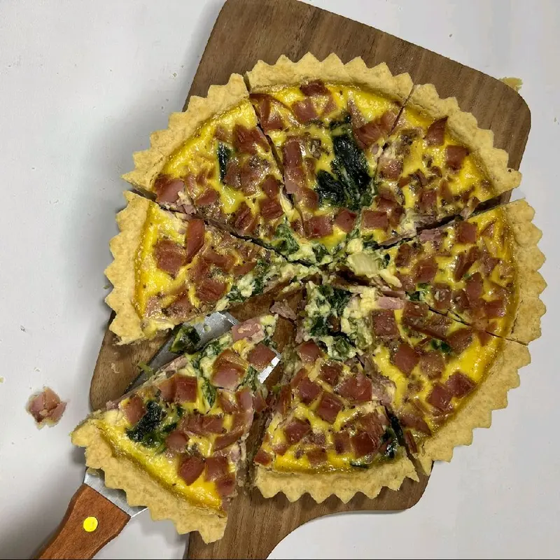 CHEESE QUICHE dengan keju spesial dengan pilihan topping sosis, spinach, mushroom atau smoke beef cakes kue daging 0