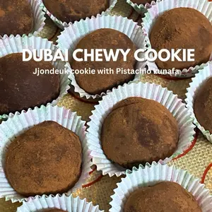 Dubai Chewy Cookie Pistachio Kunafa - Kue Marshmallow Cokelat Susu dengan Paste Pistachio & Kunafa renyah