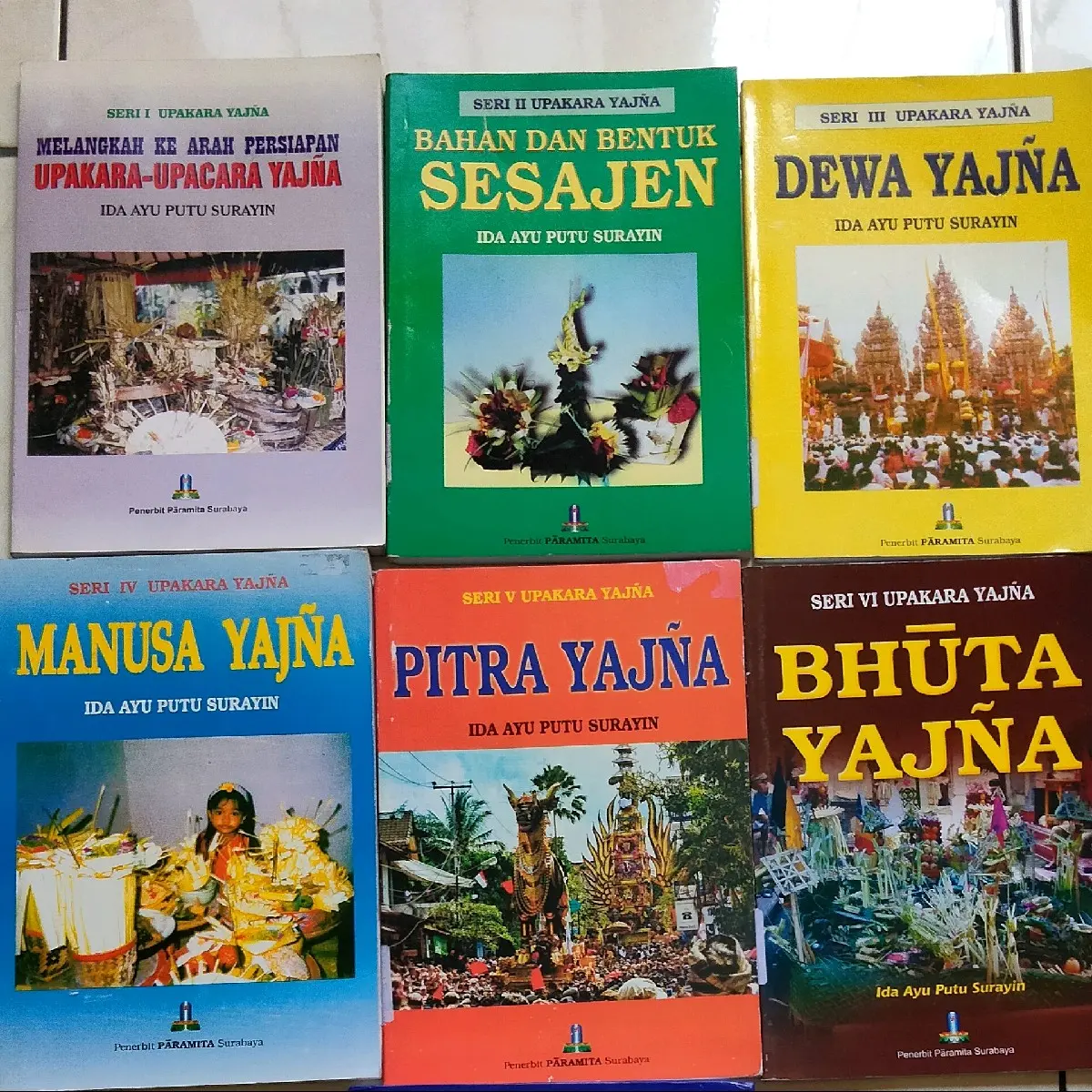 buku seri pecahan upakara/upacara Yadnya (melangkah ke arah persiapan upacara upacara Yadnya, bahan dan bentuk sesajen, dewa Yadnya, manusa Yadnya, pitra Yadnya, bhuta Yadnya)