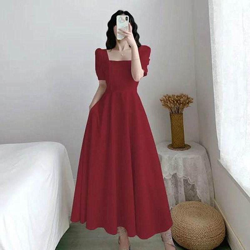 Đầm liền nữ phong cách Hepburn, mẫu mới hè 2025, chiết eo tôn dáng thon gọn, đầm đen nhỏ cổ vuông kiểu Pháp, sang trọng, dài qua gối.