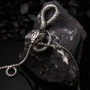 Amber Mountain Kalung Pria Classic Model Liontin Ular Formal Elegant 50cm