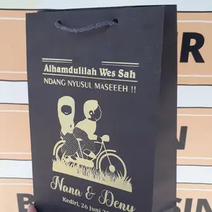 (100 PCS) PAPER BAG HITAM CUSTOM SABLON UKURAN 15X8X25 | Tas Souvenir