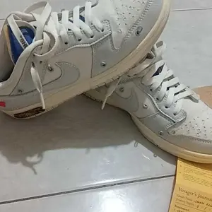 SEPASANG SHOE SHIELD ANTI SNEAKERS TERTEKUK PELINDUNG SEPATU SNEAKERS AKSESORIS SEPATU SNEAKERS INSOLE SEPATU Hitam Putih