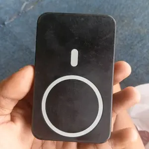 Power Bank Portabel dengan Desain Minimalis dan Kapasitas Besar untuk Penggunaan Sehari-hari