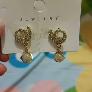 [Swawo] Anting-Anting Gantung Angsa Berzirconia dengan Liontin Batu Kucing Elegan Cocok untuk Gaun Pesta A367