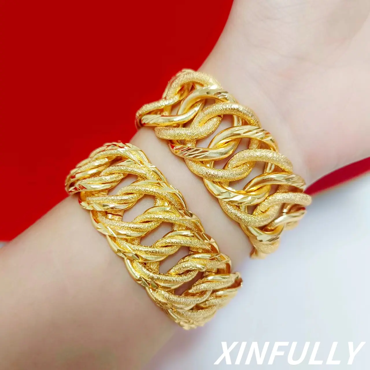 A good-looking and fashionable bracelet with a width of 2.5cm and a length of about 20cm