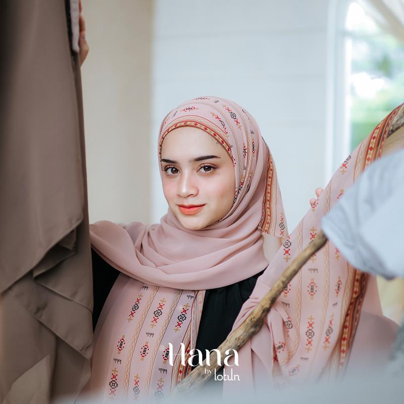 Lotun Hana Series - Hijab Pashmina Instan Printing Motif Etnik Material Premium Simpel Mudah dipakai - Peach Rayon Ceruti 5