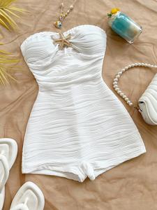 Mono halter de verano estilo europeo, diseño fruncido texturizado, hebilla metálica en forma de estrella de mar, pantalón corto ajustado, perfecto para vacaciones en la playa