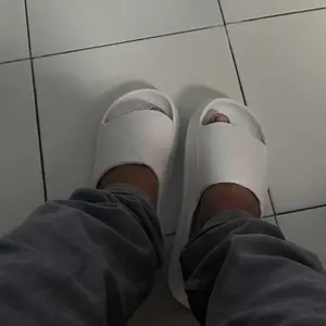 Sandal Selop Slip On Karet Unisex Nyaman Stylish Warna Netral & Pastel Bahan Kokoh Anti Licin