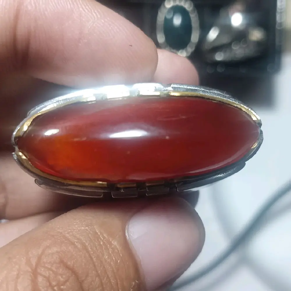 Cincin-cincin batu permata natural dan alami