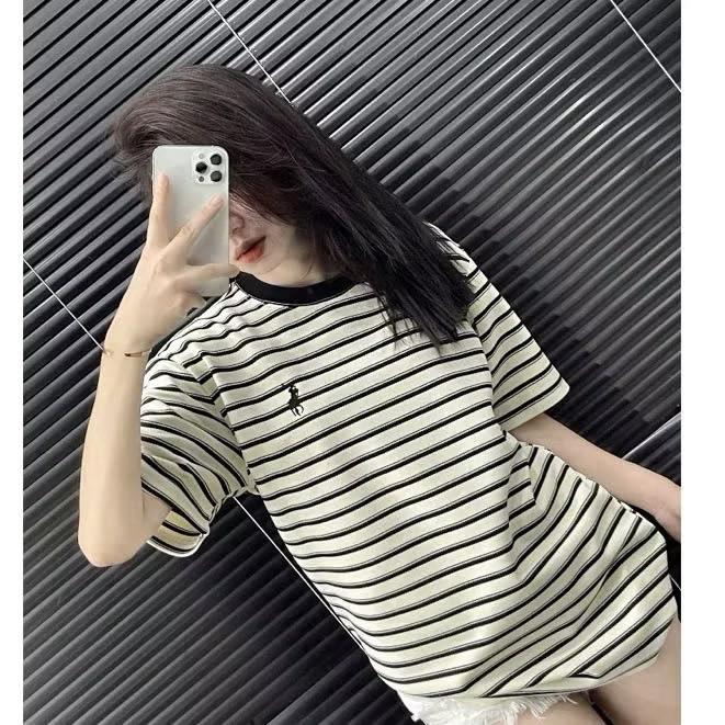 áo thun nữ cổ tròn thêu ngựa hinh in kẻ hottrend form rộng tay lỡ