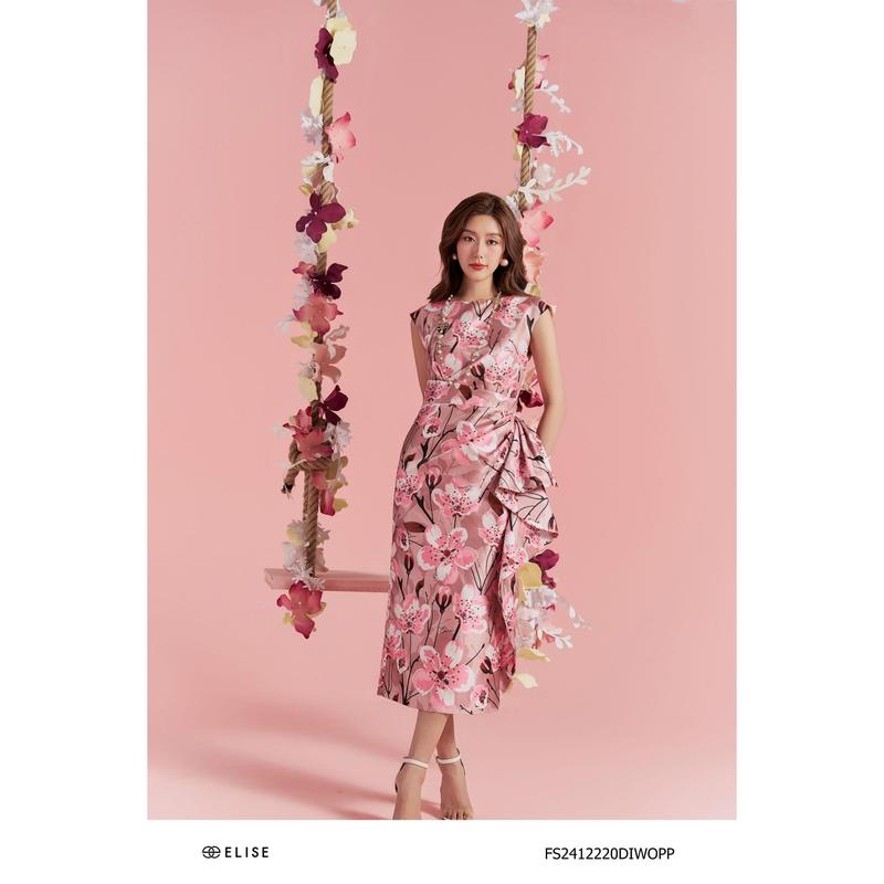 Đầm tafta gấm hồng đỗ hoa đào xếp bèo eo thiết kế Elise O2O mã FS2412220DIWOPP