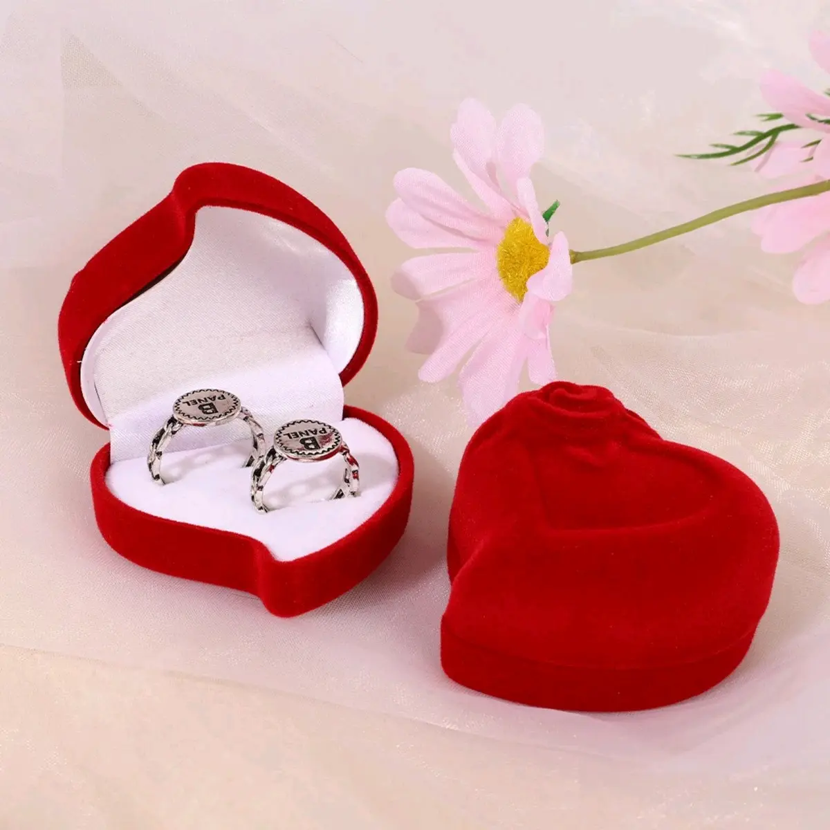 Kotak Cincin Love Beludru Merah Model Bentuk Hati - Hadiah Romantis Anniversary, Valentine dan Ulangtahun (1 lubang cincin)