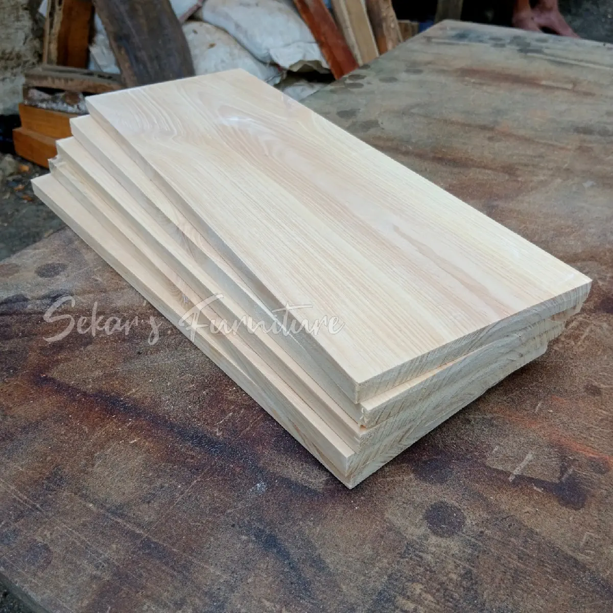 papan kayu pinus halus sudah ampas halus