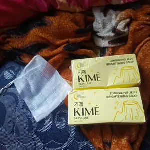 [BUY 1 BOX GET 2 BATANG] KIME Luminizing Jeju Brightening Soap 100GR | Volcanic Ash Charcoal Niacinamide Collagen | Sabun Batang Mencerahkan Kulit Wajah Glowing Pemutih Tubuh Muka Pencerah Badan Leher Kaki Tangan Ketiak Whitening Eksfoliasi Flek Hitam