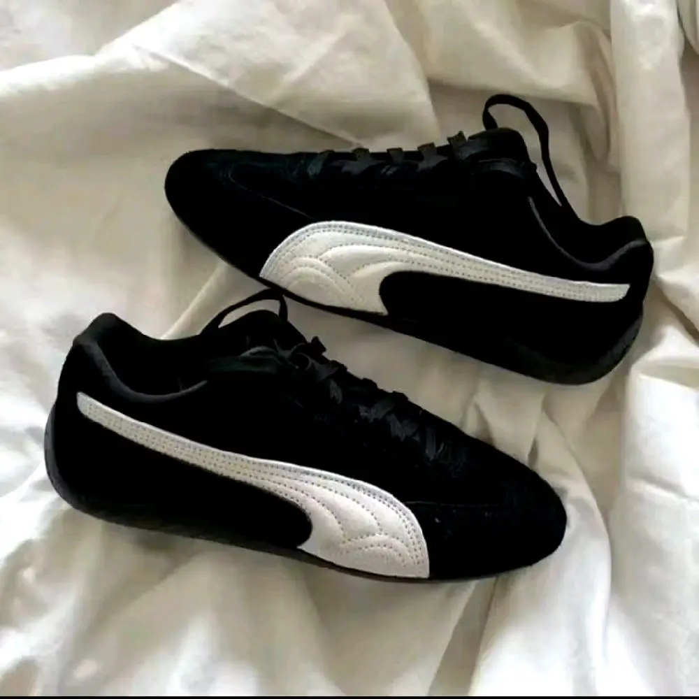 Sepatu Sneakers Gaya Speedcat untuk Pria dan Wanita Tampil Elegan dengan Desain Sporty Nyaman Cocok untuk Aktivitas Sehari-hari