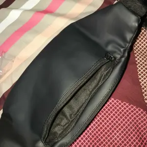 SANJI - Bimo Tas Selempang & Bahu Pria Sanji Original Hitam Pria Waterproof Kualitas Premium Anti Air Cocok untuk Aktivitas Kasual Model Minimalis Praktis