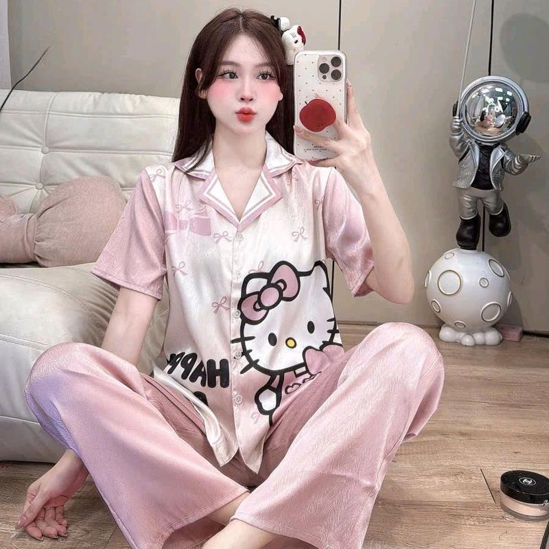 40-60kg E- BỘ ĐỒ NGỦ PIJAMA MẶC NHÀ. CÓ HAI CHẤT LIỆU: LỤA XƯỚC Ánh kim+LỤA MỊN TƠ TẰM.VẢI NHẬP QUẢNG CHÂU. tay ngắn quần dài Size 40-60kg,SỐ Kg dùng để tham khảo vì còn phụ thuộc vào chiều cao và số đo 3 VÒNG. Inox shop nếu không biết chọn SIZE