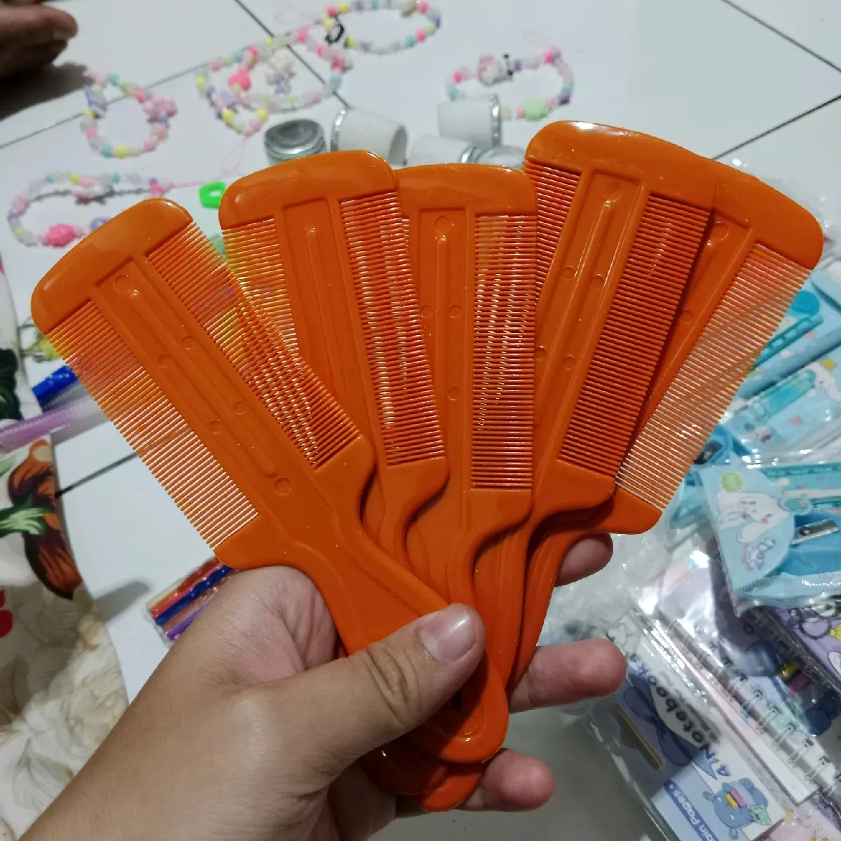 sisir kutu gagang plastik