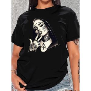 Camiseta Gráfica Y2K para Mujer - Diseño de Monja y Tatuaje en Rojo Vibrante, Tejido Suave y Transpirable, Cuello Redondo Casual para Atuendo Diario, Fitness, Viajes - Lavable a Máquina,  Moda, Ropa Deportiva, Top de Verano Moderno, Material Amigable con