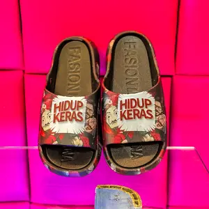 Dominasea Sandal Full Printing Black Series Hidup Keras Harakiri Samurai Sendal Pria dan Wanita Slip On Empuk Nyaman Bergaya
