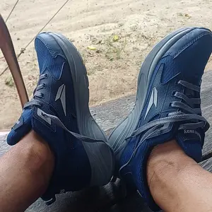 Sepatu Olahraga Tennis Pria Wanita Model Terbaru Desain Nyaman Tahan Lama Cocok untuk Aktivitas Olahraga Sehari-hari Sepatu Pria Wanita