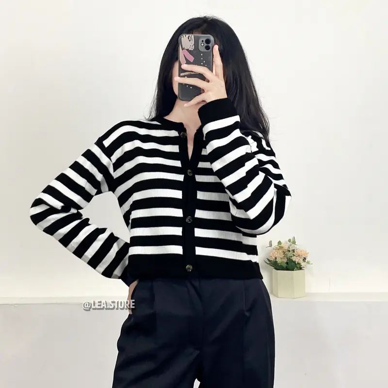 Moura Setrip Cardigan Kancing Sweater Rajut Wanita 1