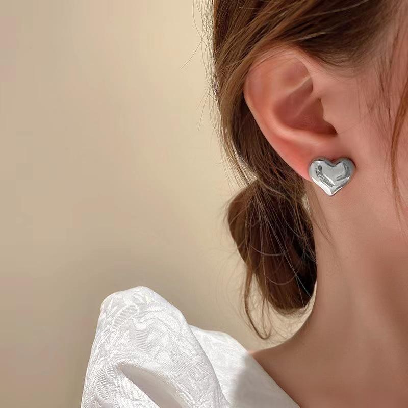 Product Introduction of Summer Heart Design Earrings, Earrings for Pierced Ears, Simple Niche Street Style Earrings for Women, Gold/Silver Daily Clothing Accessories, Party Casual Jewelry，Personalized Earrings, Suitable for Small Present for Friends love  charms 3