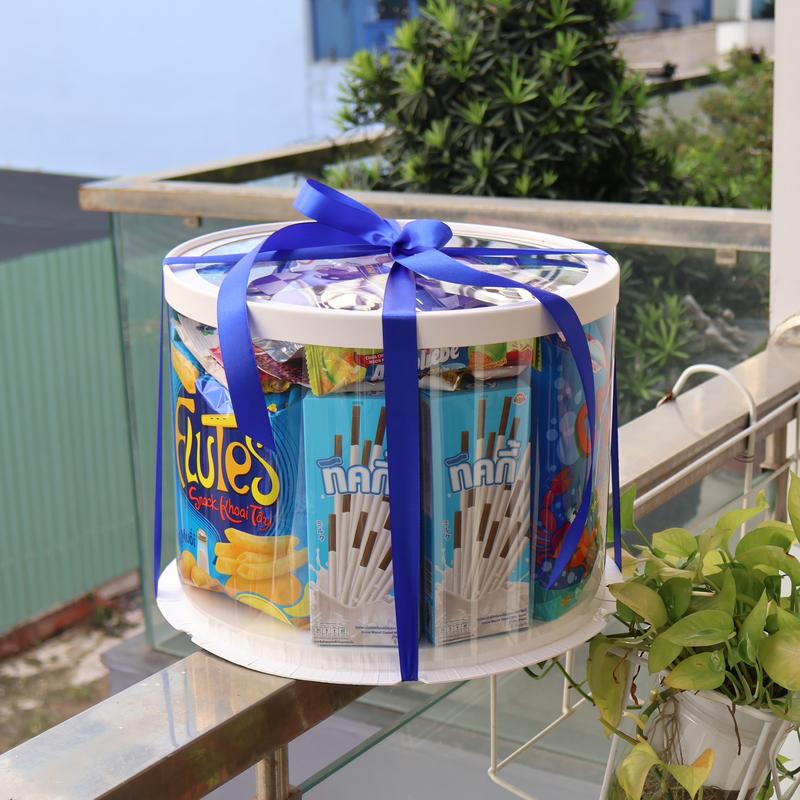 Hộp Quà Bánh Kẹo Size To 30x22cm Tặng Người Yêu Bạn Bè Sinh Nhật Giáng Sinh Lễ Set Snack Oishi Bim Bim Khoai Tây Kẹo Ngọt Trong Hộp Mica Trong Suốt Tặng Dây Ruy Băng Thiệp Chúc Mừng