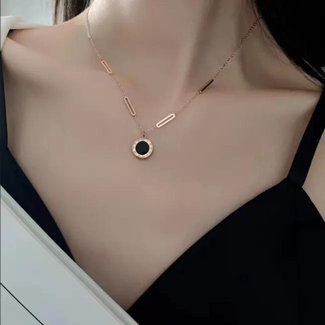 Product Introduction of 086 Kalung Perhiasan wanita titanium rantai liontin bulat angka romawi warna hitam berlapis emas elegant anti luntur 5