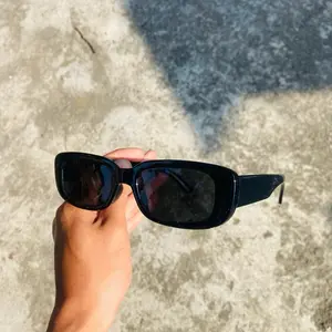 Kacamata hitam keren (aksesoris)