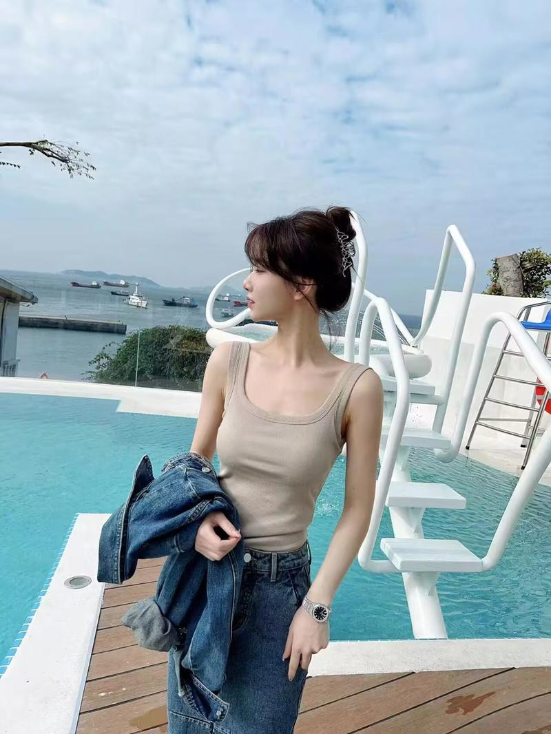 Product Introduction of Kaka women's underwear fixed coasters anti-glare commuter outwear camisole undershirt summer U-shaped back tops 14