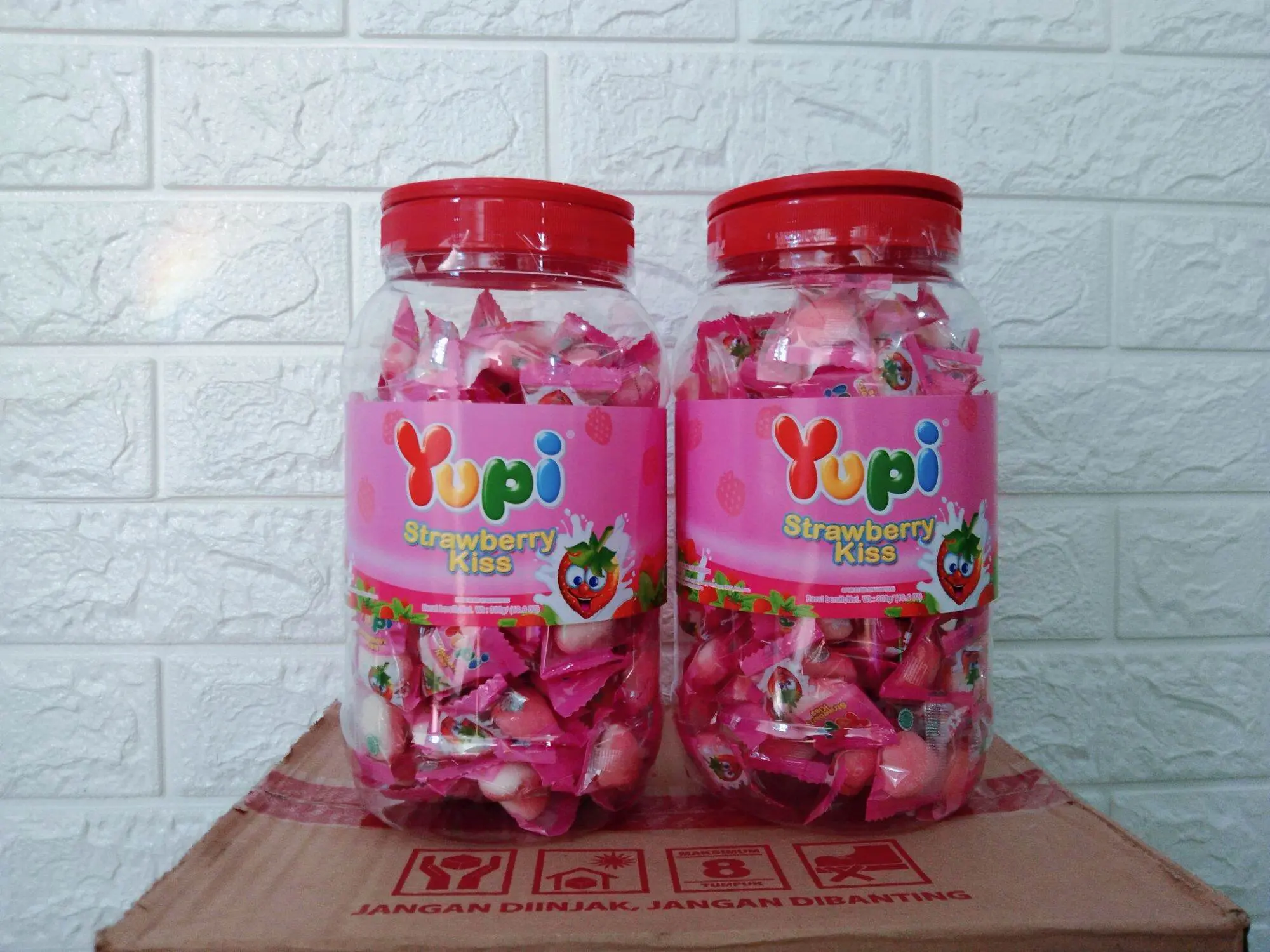 2 Toples PERMEN YUPI STRAWBERRY KISS JAR 300GR YUPI TOPLES
