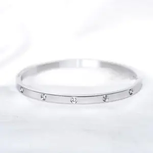 Gelang Bangle Titanium Wanita Latin Bracelets dengan Desain Elegan dan Permata Halus untuk Tampilan Mewah manik