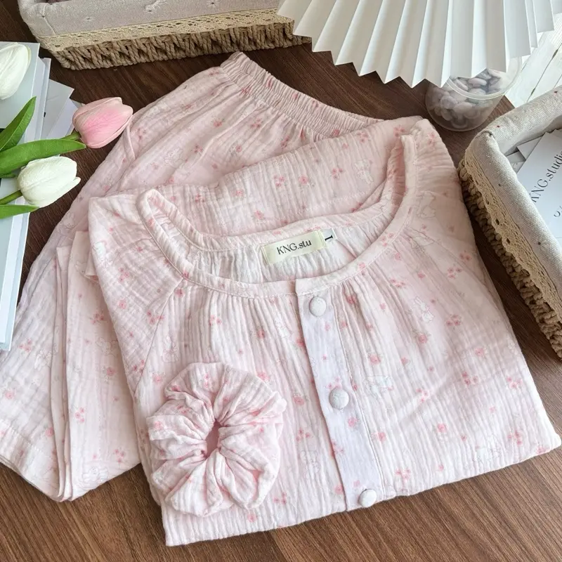 Đồ ngủ nữ tay ngắn quần đùi – Pyjama vải xô muslin cổ trò hoạ tiết thỏ hồng | KNG.studio (Tặng kèm dây buộc tóc scrunchies)