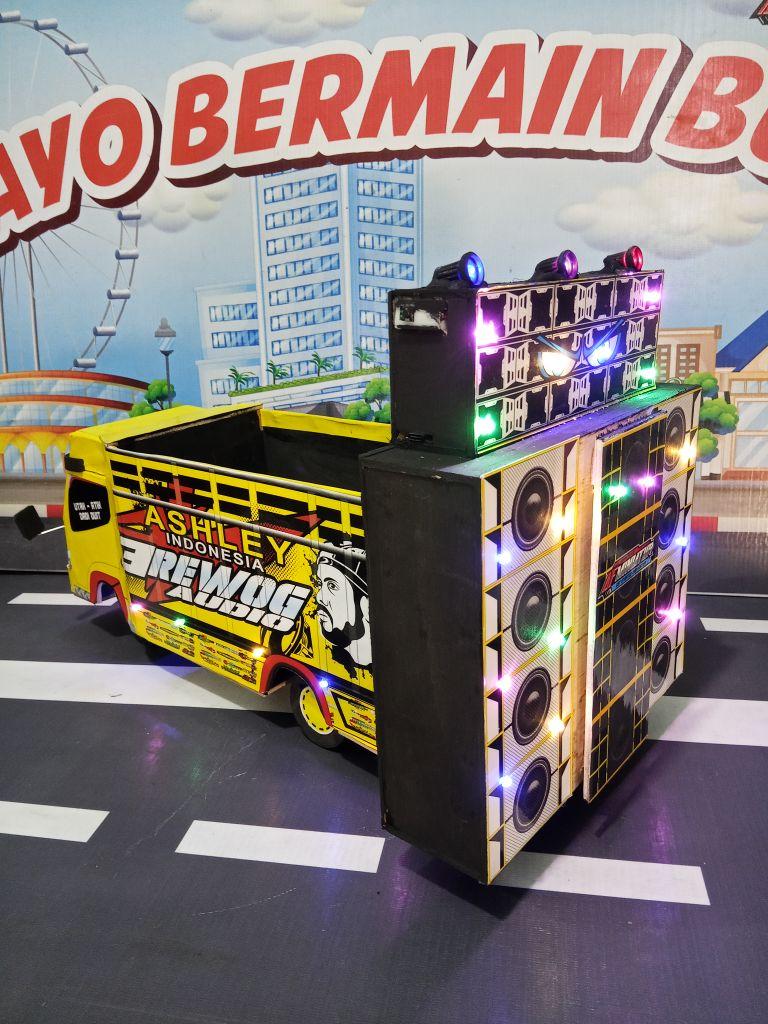 AF MINIATUR _miniatur Truk Horeg dengan Sound System Bahan Triplek Ukuran 25x27x7cm Bisa Bunyi & Bisa Di Cas Speaker 2 Inch Isi 2pcs Sudah Pake Bluetooth
