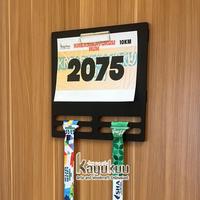 Gambar Kreasikayukuu  Medal & BIB Holder Lari – Display Medali Running + Penjepit Nomor Dada Premium Plywood 5mm 30x30cm - Hitam dari kreasikayukuu Kab. Boyolali 4 Tokopedia