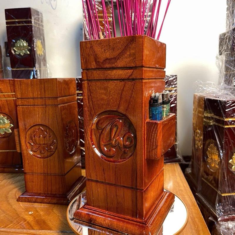 - Ống đựng nhang vuông có chỗ để bật tiện dụng, sang trọng