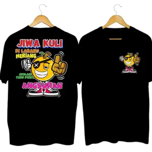Kaos Hitam Viral 'JIWA KULI DI LARANG MERIANG APALAGI YANG PUNYA ANGSURAN' - Desain 2 Sisi: Belakang Full Print Kartun Keren Berkacamata Hitam & Teks Berlapis Biru-Kuning, Depan Logo Dada Mini Serasi